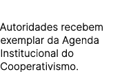 Autoridades recebem exemplar da Agenda Institucional do Cooperativismo.