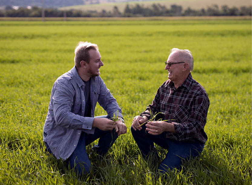 Fotos pra OCB, em Cafelandia, PR, Brasil. 04/06/2025. Andrei Buss (camisa cinza) e Salvino Buss (av )