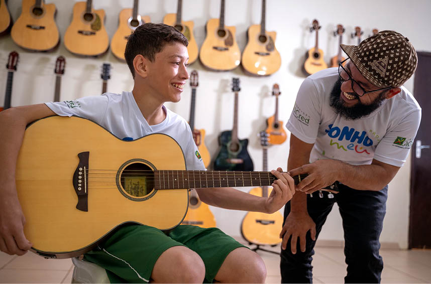 JI PARANA_RO 08 de Julho de 2025 OCB / CrediSis Na imagem, Jhonny Victor de Lima Trindade, aluno, e.o professor Eliomarcio de Carvalho, no Espaco Social Sonho Meu, da Fundacao Ji Cred em Rondonia. Imagem: Alexandre Rezende / NITRO Historias Visuais