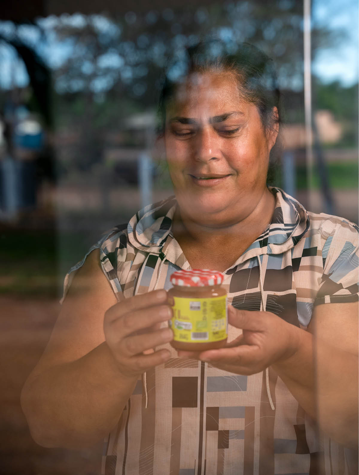 PORTO VELHO_RO 08 de Julho de 2025 OCB / RECA - Nova California Na imagem, Ant nia Alves Costa Vacaro embalando as geleias de cupuacu, em Nova California, distrito de Porto Velho. Imagem: Alexandre Rezende / NITRO Historias Visuais