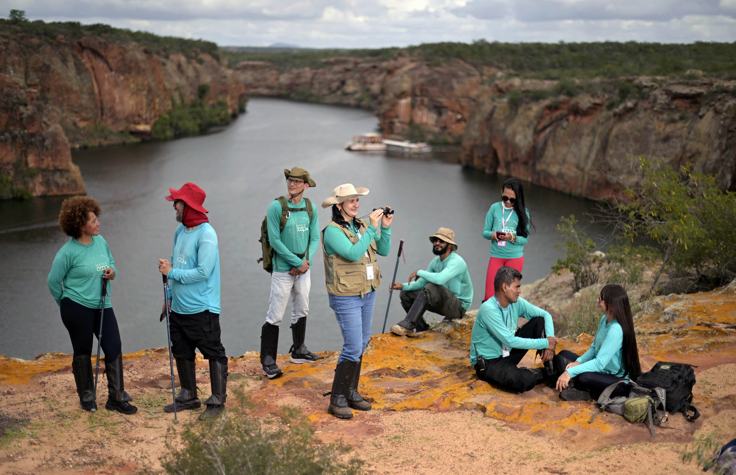 Delmiro Gouveia_AL, 21 de junho de 2025 OCB - COOPERATIVAS DO BRASIL: RETRATOS DE UM MUNDO MELHOR  EntreSerras (Cooperativa de Trabalho de Turismo de Agua Branca) promove turismo regional de forma sustentavel.  Edna Silvana de Oliveira, Fernando Ratinho, Felipe Idalino Vieira, Aline Soares Santos, Maricezar Ferreira, Regilma dos Santos da Silva, Edicio Jose Santos e Cristina Moreira da Silva Santos (esquerda para direita) durante caminhada na Trilha da Gruta do Talhado.  Imagem: Douglas Magno / NITRO