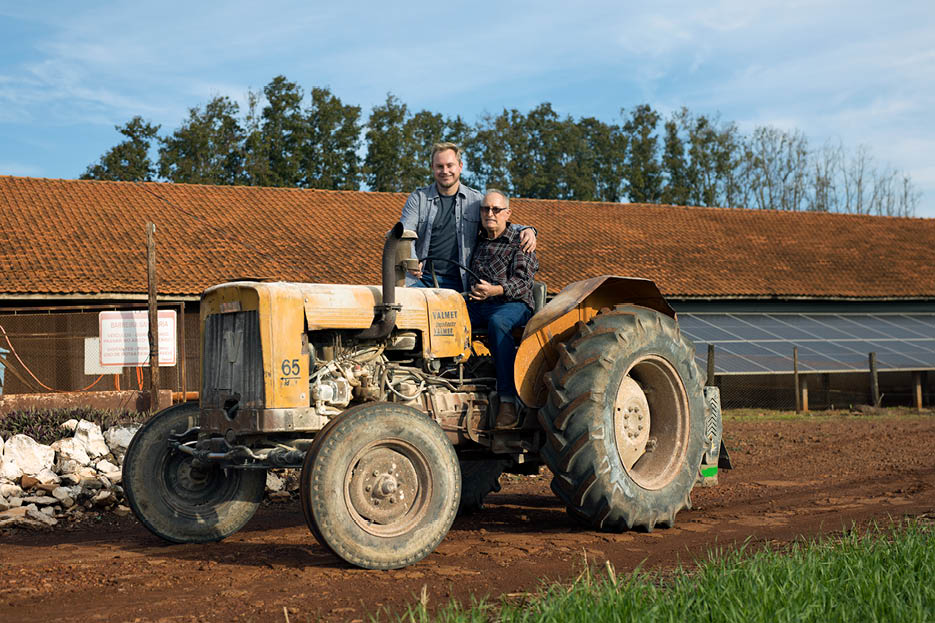 Fotos pra OCB, em Cafelandia, PR, Brasil. 04/06/2025. Andrei Buss (camisa cinza) e Salvino Buss (av )