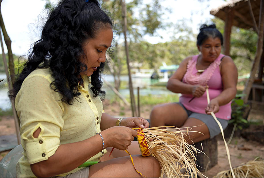 Comunidade Urucurea, Santar m_PA, 10 de junho de 2025 OCB – Retratos de Um Mundo Melhor  Cooperativa Turiarte trabalha com artes s ribeirinhas que produzem materiais a partir da palha da palmeira do tucum  na comunidade Urucurea, localizada no rio Arapuins, Santar m, PA.   Imagem: Bruno Kelly / NITRO Historias Visuais