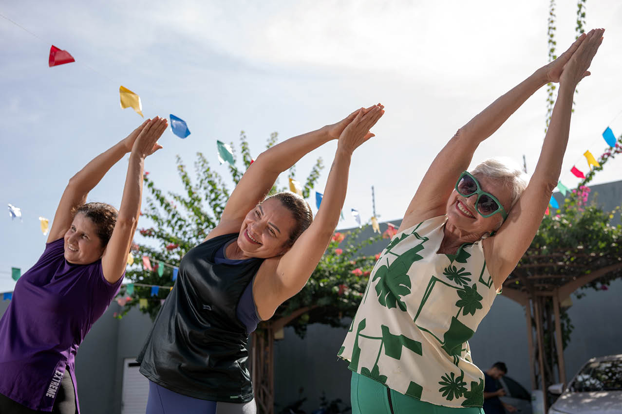 IMPERATRIZ_MA 25 de Junho de 2025 OCB / UNIMED Na imagem, Soraya Amaral De Souza, Margarida Neres Pessoa Nunes e Francisca Ferreira do Monte Neta se alongam com o auxilio da professora Dayanne Luzia na clinica Unimed em Imperatriz/MA.  Imagem: Alexandre Rezende / NITRO Historias Visuais