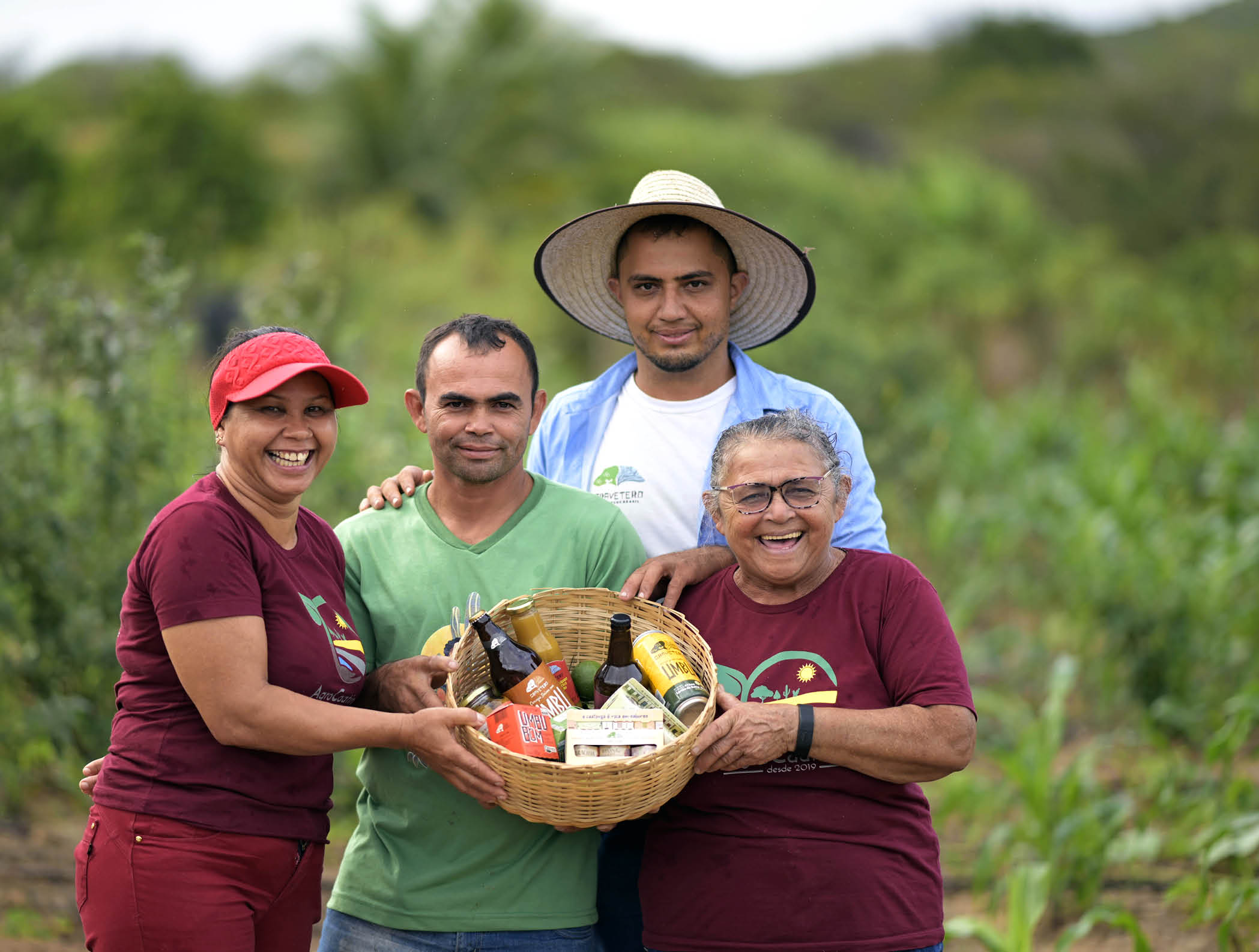 Uaua_BA, 18 de junho de 2025 OCB - COOPERATIVAS DO BRASIL: RETRATOS DE UM MUNDO MELHOR  O sistema AgroCaatinga e um projeto sustentavel que une o ambiental, social e produtivo. Uma proposta de Agrofloresta pensada exclusivamente para este bioma e tambem de conscientizar os agricultores familiares que sao inseridos em atividades de conservacao da Caatinga.  COOPERCUC (Cooperativa Agropecuaria Familiar de Canudos, Uaua e Curaca).  Joelma Goncalves Araujo, Benicio Barbosa da Silva, Jose Fabio Cardoso de Barros e Maria Perpetua Barbosa (esquerda para direita) com os produtos da COOPERCUC.  Imagem: Douglas Magno / NITRO