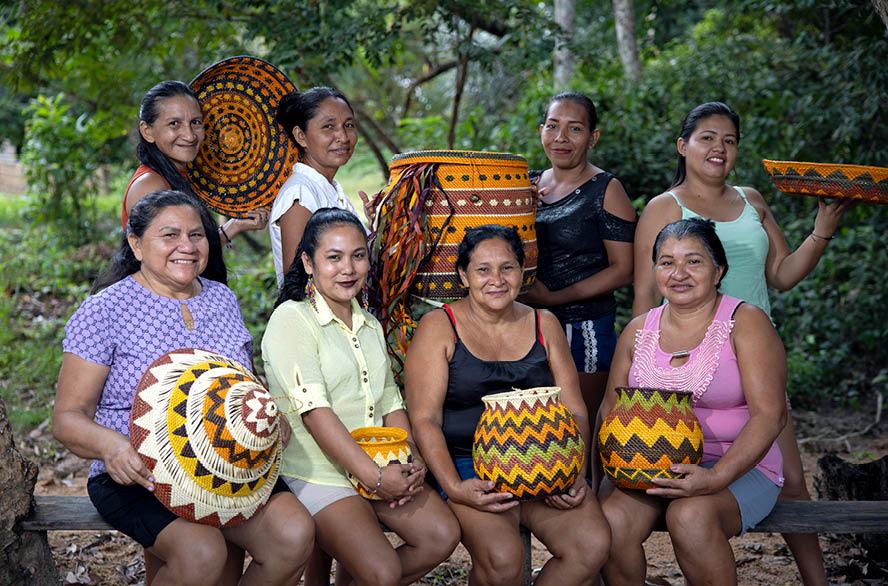 Comunidade Urucurea, Santar m_PA, 10 de junho de 2025 OCB – Retratos de Um Mundo Melhor  Cooperativa Turiarte trabalha com artes s ribeirinhas que produzem materiais a partir da palha da palmeira do tucum  na comunidade Urucurea, localizada no rio Arapuins, Santar m, PA. Na foto as artes s em p  (e/d), Nelcivani, Benezaide, Rosane, Carolina e sentadas (e/d), Ros ngela, Sara, Alciene, Anadir    Imagem: Bruno Kelly / NITRO Historias Visuais