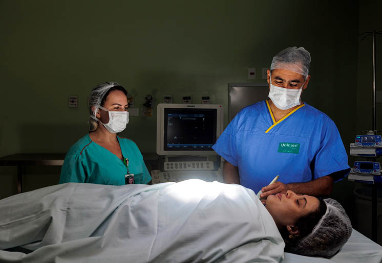 Fortaleza_CE, 16 de junho de 2025 OCB _ Cooperativas do Brasil _ Retratos de um Mundo Melhor                                 Hospital Unimed Sul Na imagem, equipe simula preparacao de cirurgia Imagem sem restricao de uso    Imagem: Lucas de Godoy NITRO Historias Visuais
