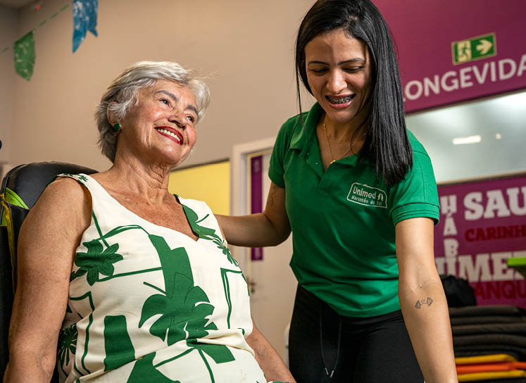 IMPERATRIZ_MA 25 de Junho de 2025 OCB / UNIMED Na imagem, Margarida Neres Pessoa Nunes se alonga com o auxilo de  Dayanne Luzia Queiroz Porcinio na clinica Unimed em Imperatriz/MA.  Imagem: Alexandre Rezende / NITRO Historias Visuais