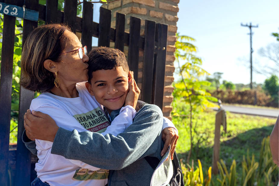 BARRAS_PI 18 de Junho de 2025 OCB / COTEB Na imagem, Kaiky silva   abracado por Maria da Conceicao. alunos da professora Claudia Pinto Carvalho Ara jo - Professora, do Colegio Pratikus, durante visita ao Sitio Fidalgo, nos arredores do munic pio de Grajau. No s tio foram recebidos por Maria da Conceicao Oliveira Calaca Ribeiro - Proprietaria. Imagem: Alexandre Rezende / NITRO Historias Visuais