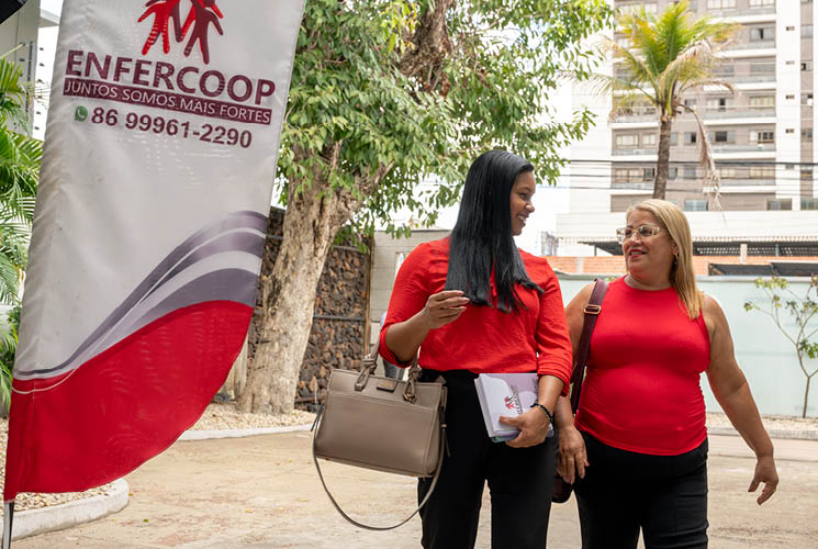 TERESINA_PI 16 de Junho de 2025 OCB / ENFERCOOP Na imagem, Maria do Amparo e Renata Pereira, cooperdas, simulam chegada `sede da Enfercoop, recepcionadas pelo funcionario Alessandro Pereira.   Imagem: Alexandre Rezende / NITRO Historias Visuais