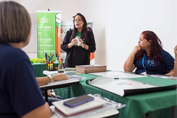 Aracaju_SE, 12 de junho de 2025 OCB - COOPERATIVAS DO BRASIL: RETRATOS DE UM MUNDO MELHOR Na imagem, Aline Alves Adorno (de costas), Fabiana Cristina (a direita) professora(s) do IPAESE e a instrutora Kalita Ferreira Santos durante Jornada de Educacao Financeira promovida pelo SICREDI. Imagem sem restricao de uso  Imagem: Gabriel Moreira / NITRO Historias Visuais