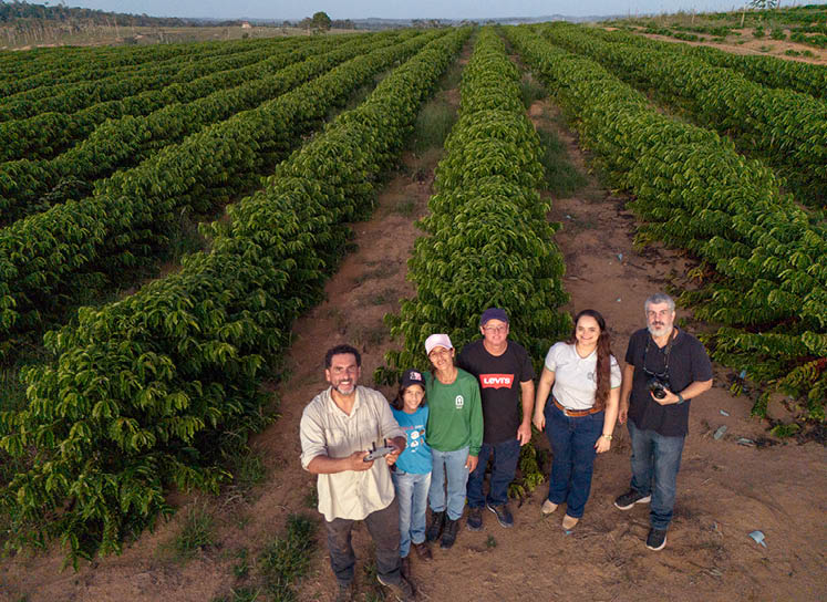 Nova Venecia_ES, 21 de maio de 2025 OCB  Familia Guidi (Chirley Alves Santos Guidi, Rogerio Guidi e filha Ester Guidi) junto com a medica veterin ria e t cnica da Nater Coop, Juliana Piassi.  Foto: JOAO MARCOS ROSA/NITRO