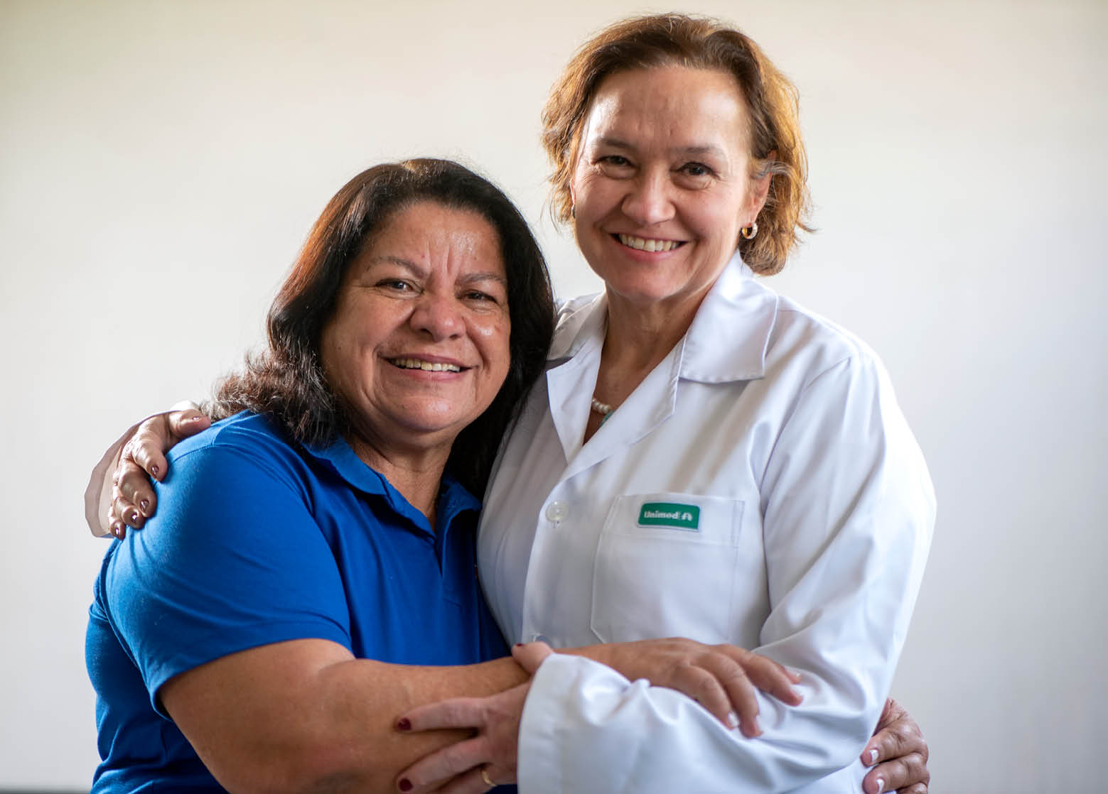 BELO HORIZONTE_MG, 8 DE AGOSTO DE 2025.   OCB _UNIMED _REDESOL. Ivaneide da Silva Souza, da Redesol, e a m dica cooperada Dra. Marisa Lages Ribeiro, em um galp o na Av. Ant nio Carlos.     Imagem nao possui restricao de uso     imagem: Alexandre Rezende / Nitro   Historias Visuais