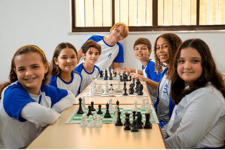 ANGRA DOS REIS_RJ 04 de Junho de 2025 OCB / ACEC Na imagem,  Larissa Cohen, Ana Julia de Almeida, Miguel Rocha,  Murilo Sant anna, Joaquim Pires, Julia Passos e Sofia Souza Gomes (esq. para dir.) alunos da ACEC. Imagem: Alexandre Rezende / NITRO Historias Visuais