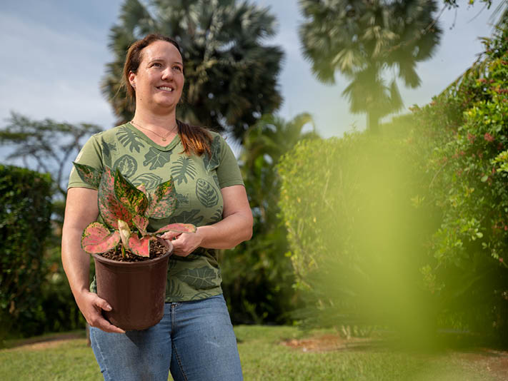 Holambra_SP 06 de Junho de 2025 OCB / VEILING Na imagem, Deborah Acosta, proprietaria da empresa Acosta, cooperada da Veiling. Imagem: Alexandre Rezende / NITRO Historias Visuais
