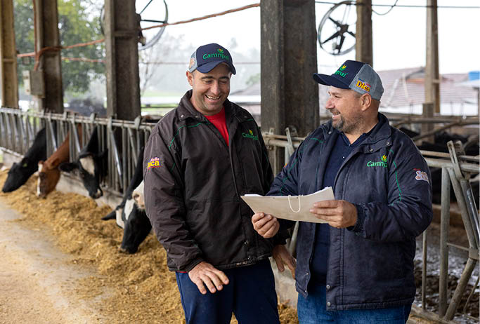 Faxinal do Soturno, 26/05/2025. Cooperativa Camnpal. Bruno Somavilla Cooperado e Juliano Binotto (jaqueta azul) Cooperativa.