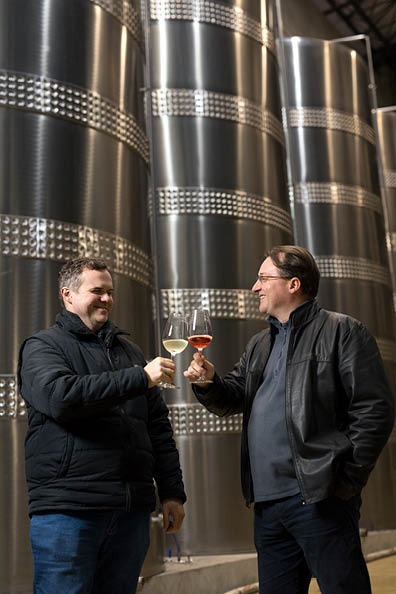 Andr Gasperin (sem  culos) Eneologo da Cooperativa Nova Alian a e Heleno Facchin (CEO) Flores da Cunha RS.