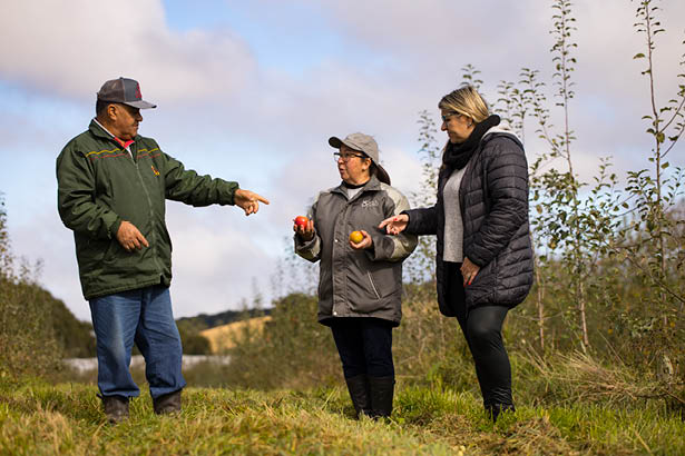 Valdir Nascifico, sua esposa Saldira de Souza Nascifico (de bon ) e Patr cia Fernandes da Silva Gerente adm cooperativa.