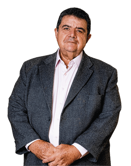 A man wearing a suit and tie. Description generated by AI