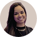 Pessoa adulta com cabelo longo sorrindo e vestindo roupa escura com colares. Description generated by AI