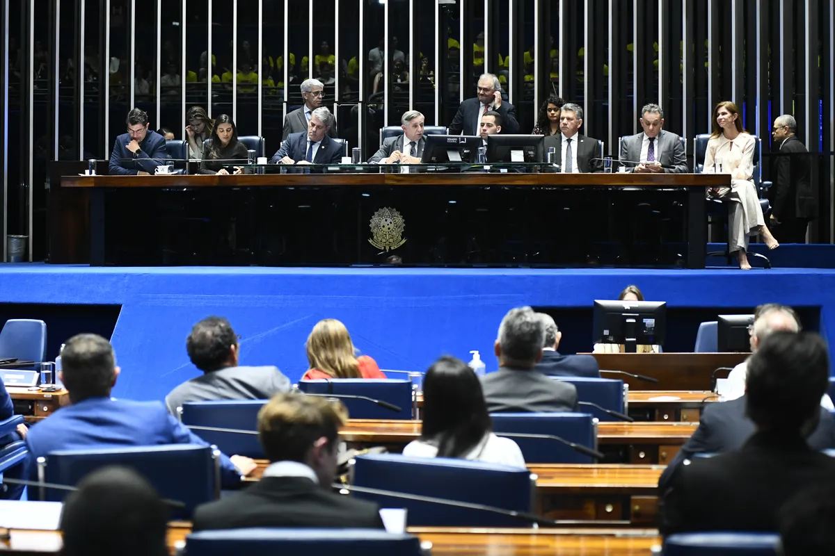 Plenário do Senado Federal durante sessão especial destinada a homenagear o Sistema S, que reúne instituições voltadas à formação profissional, inovação e apoio ao setor produtivo: Senai, Senac, Sesi, Sesc, Sebrae, Senar, Sest, Senat e Sescoop. Mesa: diretor-superintendente do Serviço Social da Indústria (Sesi), Paulo Mól; diretora-executiva Nacional do Serviço Social do Transportes (Sest/Senat), Nicole Goulart; secretário de Educação Profissional e Tecnológica do Ministério da Educação, Marcelo Bregagnoli; presidente e requerente desta sessão, senador Izalci Lucas (PL-DF); secretário desta sessão; diretor-geral do Departamento Nacional do Serviço Social do Comércio (Sesc), José Carlos Cirilo; consultor da Presidência da Confederação da Agricultura e Pecuária do Brasil (CNA), Nilson Leitão; gerente-geral do Serviço Nacional de Aprendizagem do Cooperativismo (Sescoop), Karla Oliveira. Foto: Carlos Moura/Agência Senado