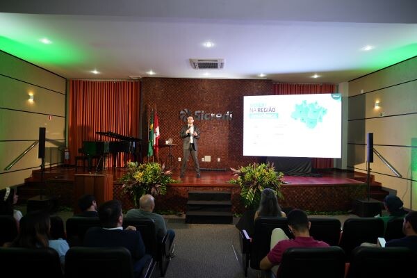 Imprensa acompanha apresentação das coops de crédito