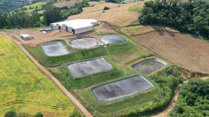 Sicoob São Miguel apoia transformação de dejetos em energia limpa e fortalece agricultura familiar