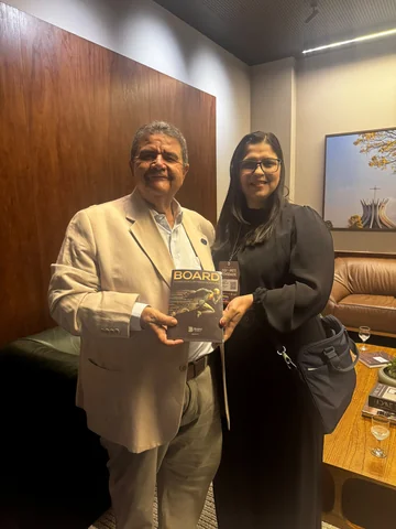 Márcio Lopes de Freitas recebe livro sobre o futuro dos conselhos 
