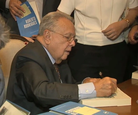 Roberto Rodrigues autografa livro em lançamento da sua biografia