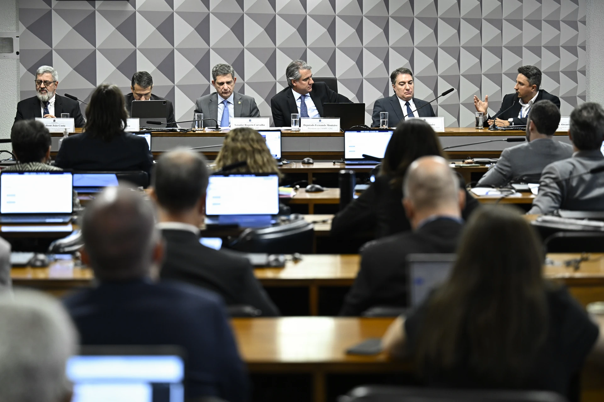 Thiago Borba apresenta sugestões do cooperativismo para o novo crédito consignado. Foto: Andressa Anholete/Agência Senado