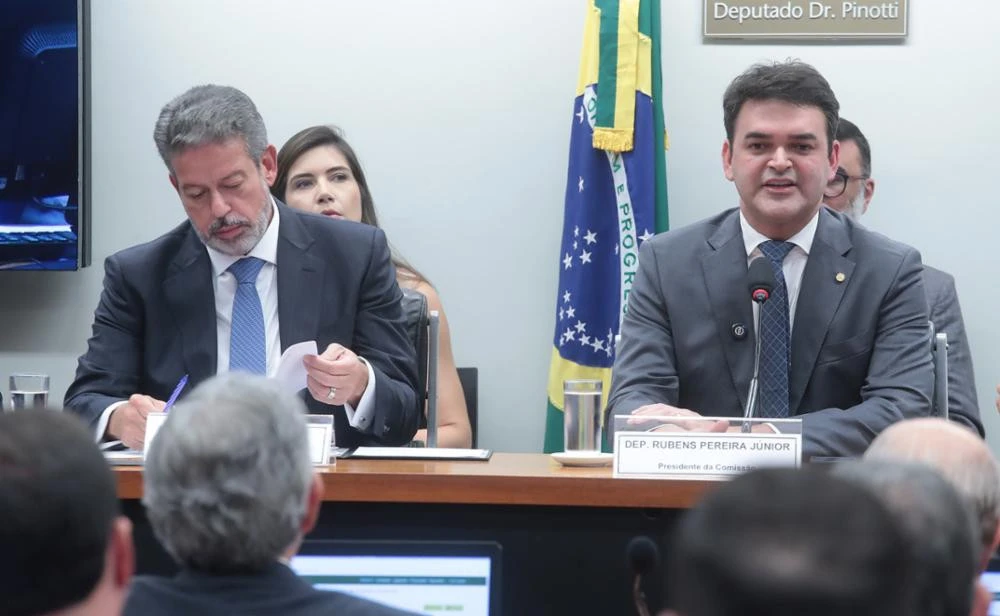 Deputados Arthur Lira e Rubens Pereira Júnior durante instalação da Comissão Especial. Foto: Bruno Spada/Câmara dos Deputados