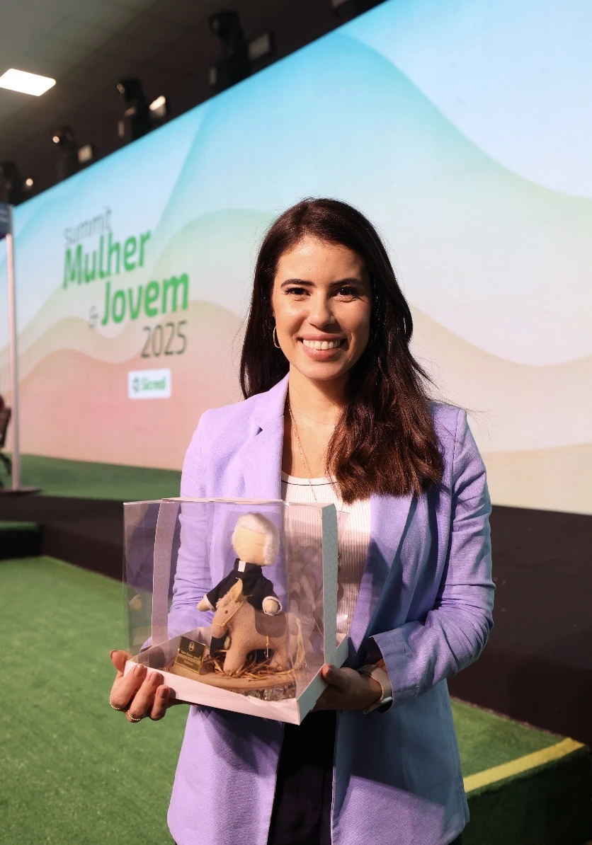 Fabíola apresentou as ações da Unidade Nacional em prol do desenvolvimento cooperativista