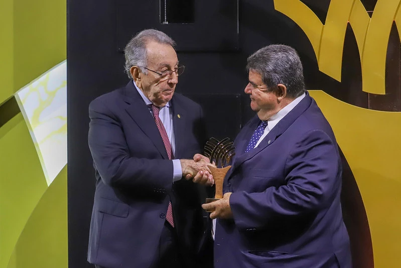 Márcio Lopes de Freitas recebe premiação das mãos do presidente da CNA, João Martins