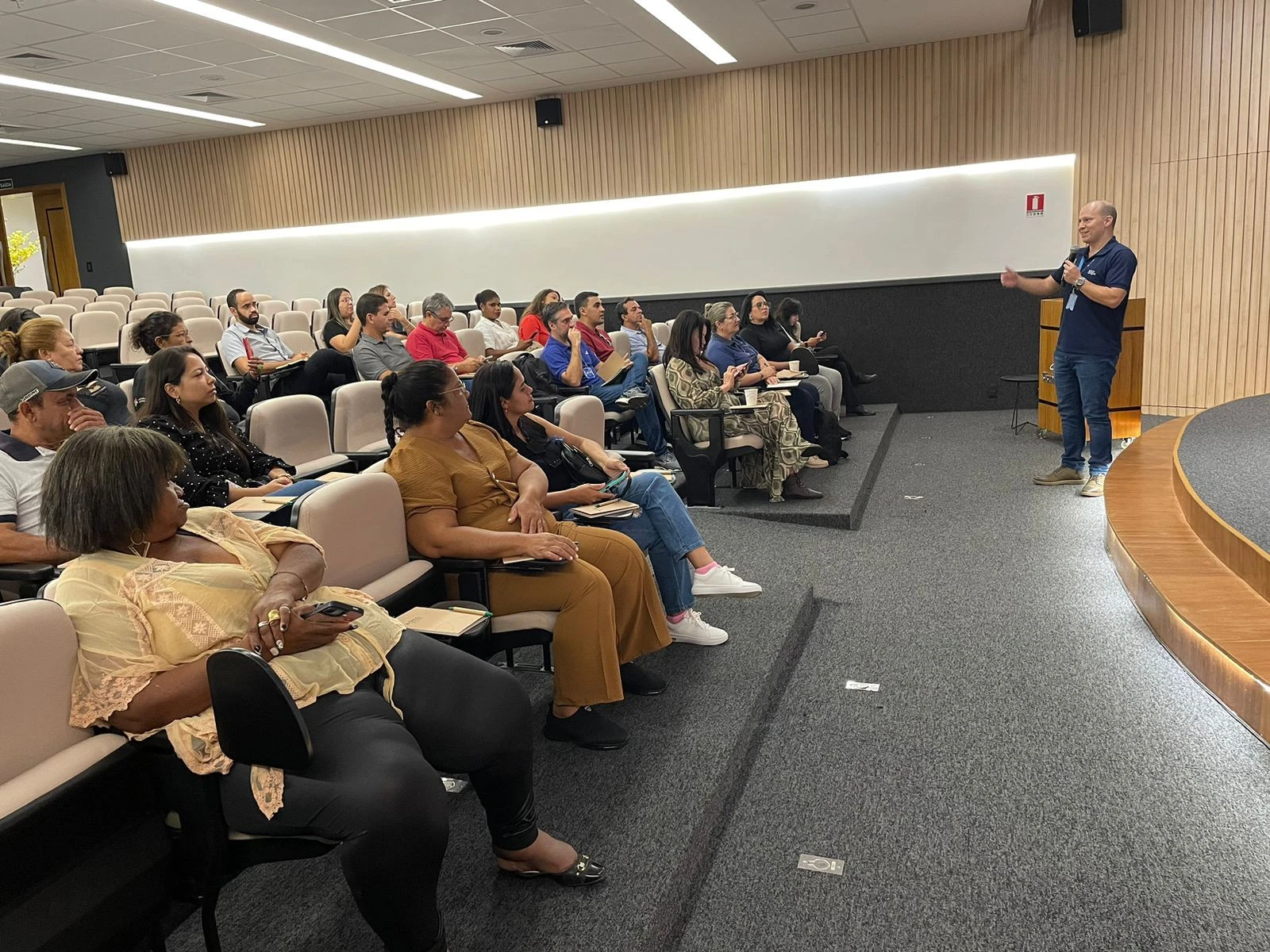 Casa do Cooperativismo recebe gestores públicos e Pluricoop no Programa Portas Abertas.