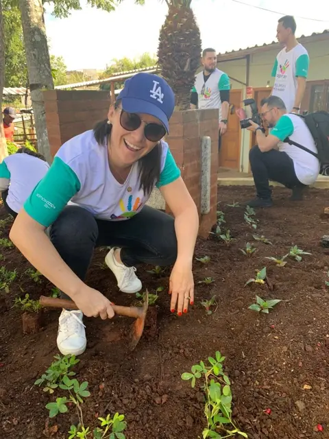 Veiling Holambra cultiva jardim para idosos em ação do Dia C