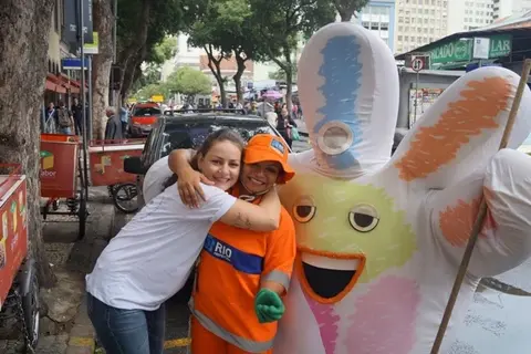 Colaboradores do Sistema OCB/RJ promovem ação &quot;Abraços grátis”