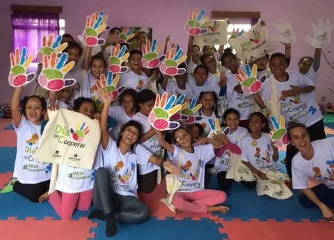 Cooperativa paulista ensina técnicas circenses para crianças do Circo Escola Promove