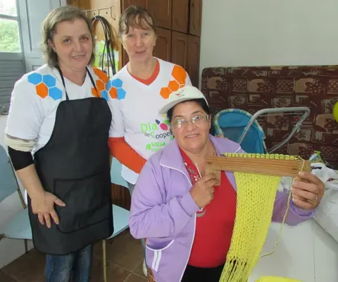Mulheres recebem oficina de artesanato através de cooperativas de Santa Catarina