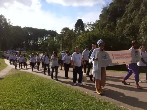 PR | Caminhada de voluntários em parque de Curitiba aquece a tarde 